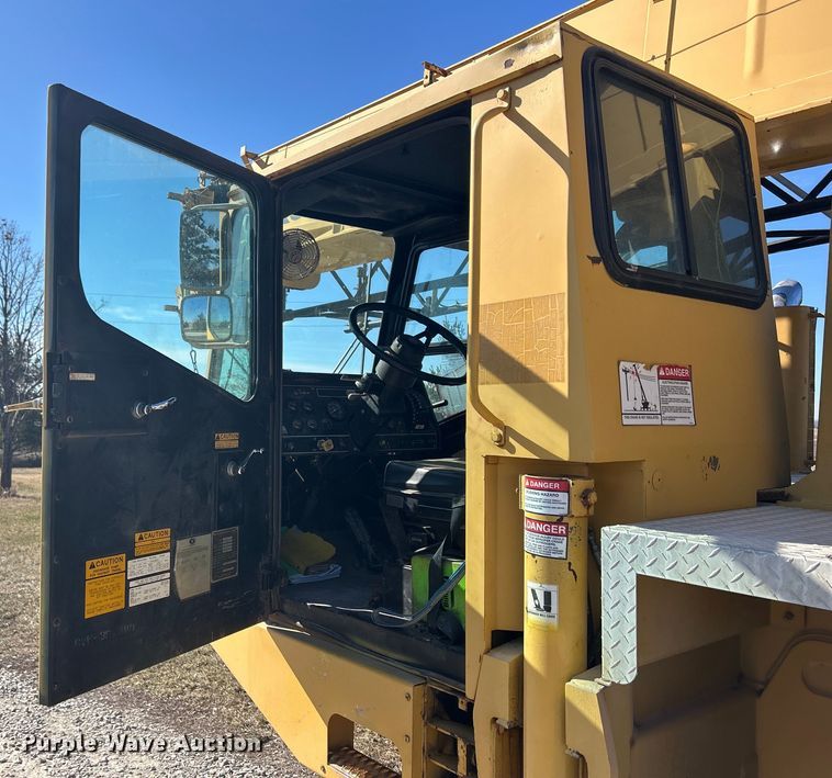 image for item DS0815 1988 Grove  4425G crane