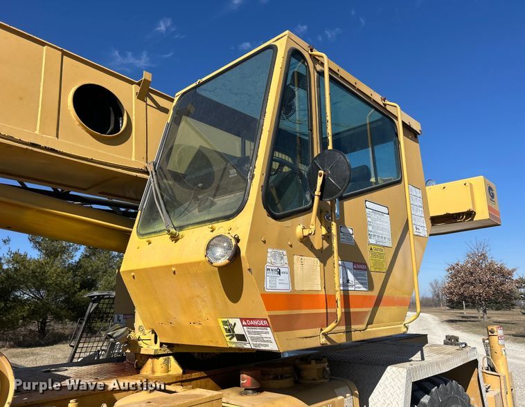 image for item DS0815 1988 Grove  4425G crane