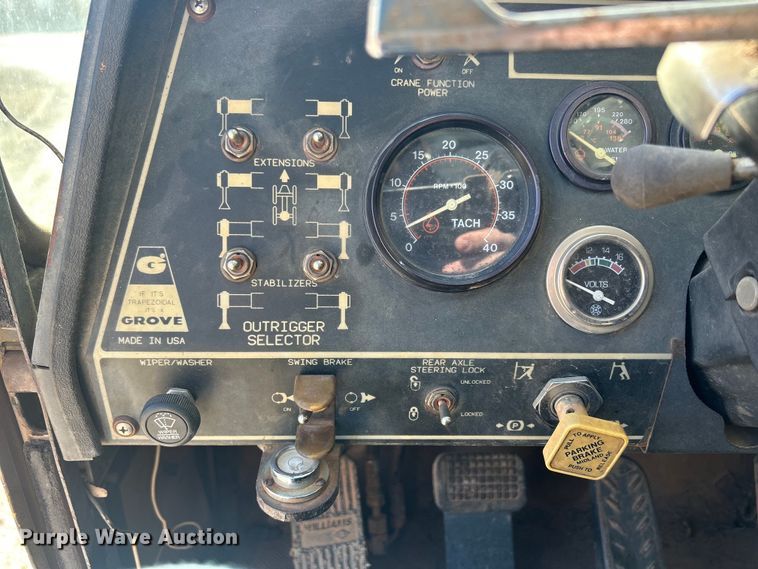 image for item DS0815 1988 Grove  4425G crane