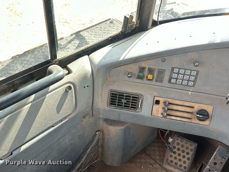 image for item DS2899 2008 Volvo A25E haul truck