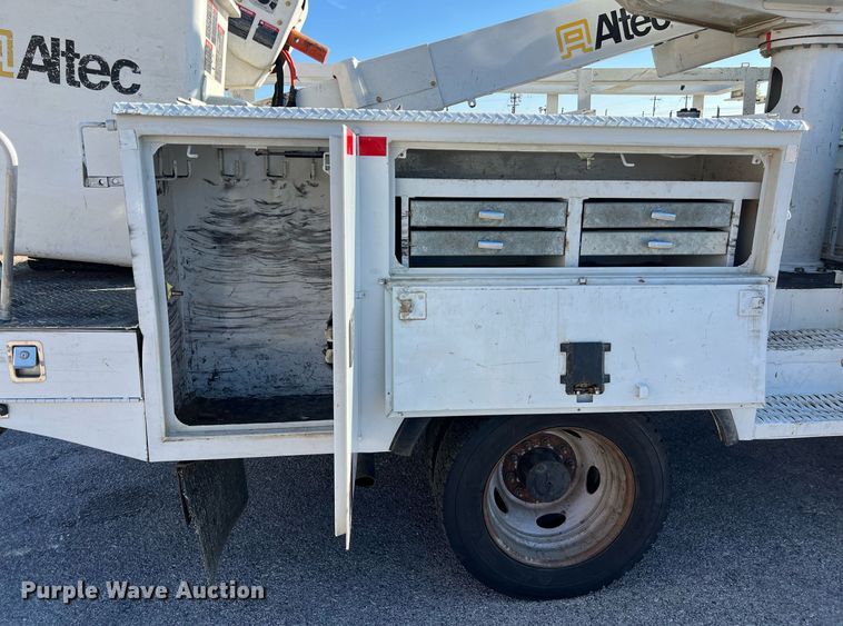 image for item DS2918 2017 Ford F550 bucket truck