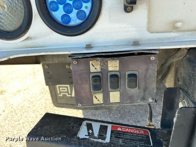 image for item DS2918 2017 Ford F550 bucket truck