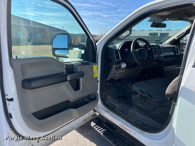 image for item DS2918 2017 Ford F550 bucket truck