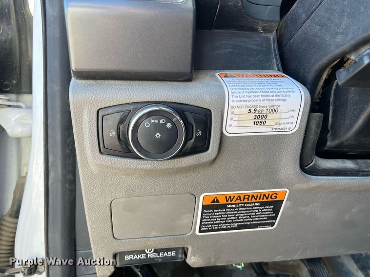 image for item DS2918 2017 Ford F550 bucket truck