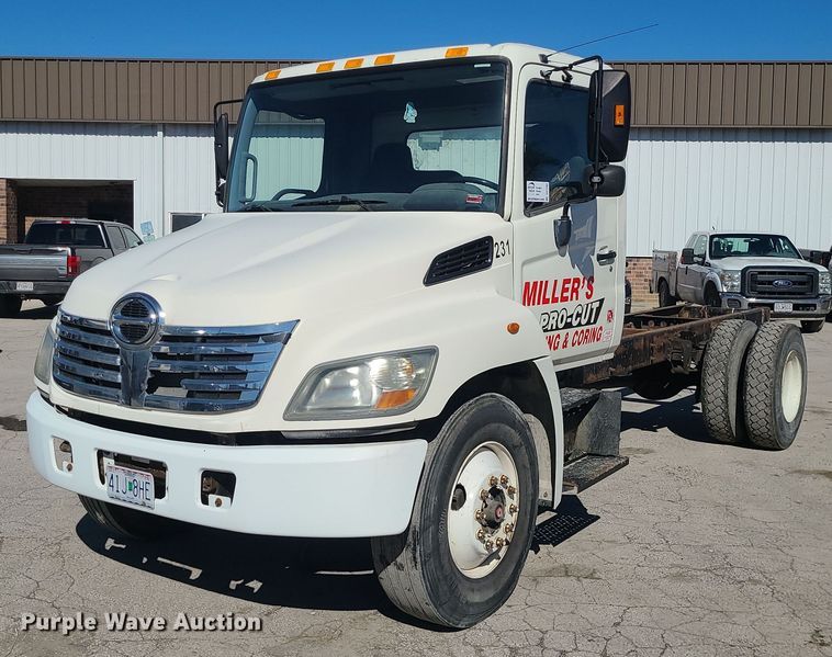 image for item DS7283 2006 Hino 268 truck cab and chassis