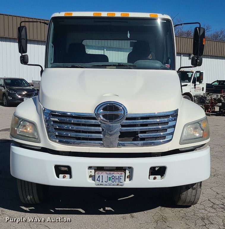image for item DS7283 2006 Hino 268 truck cab and chassis