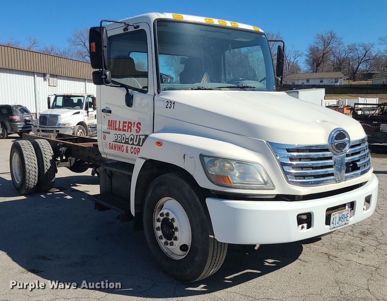 image for item DS7283 2006 Hino 268 truck cab and chassis