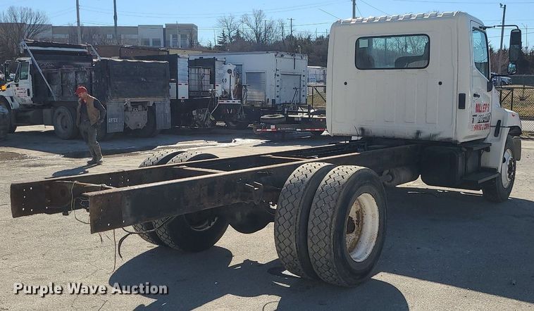 image for item DS7283 2006 Hino 268 truck cab and chassis