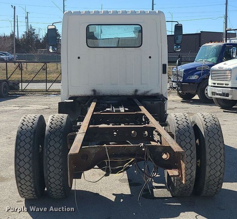 image for item DS7283 2006 Hino 268 truck cab and chassis