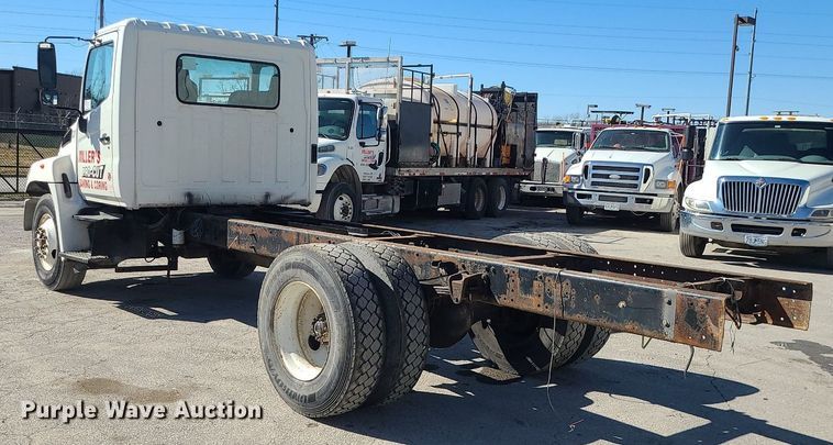 image for item DS7283 2006 Hino 268 truck cab and chassis