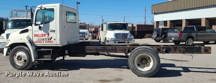 image for item DS7283 2006 Hino 268 truck cab and chassis