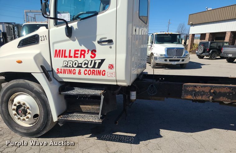 image for item DS7283 2006 Hino 268 truck cab and chassis