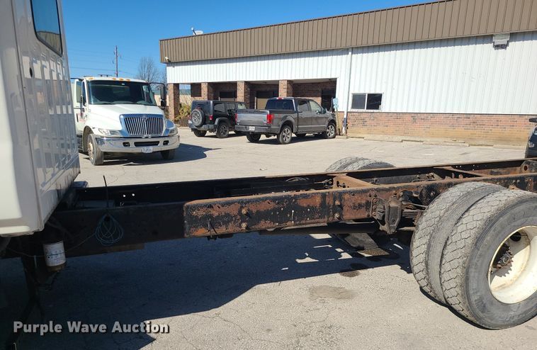 image for item DS7283 2006 Hino 268 truck cab and chassis