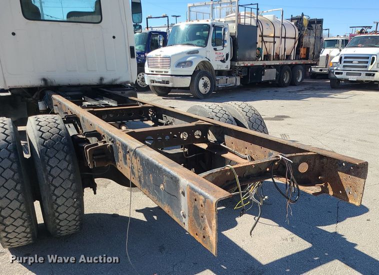 image for item DS7283 2006 Hino 268 truck cab and chassis