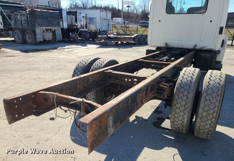 image for item DS7283 2006 Hino 268 truck cab and chassis