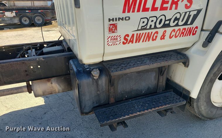 image for item DS7283 2006 Hino 268 truck cab and chassis