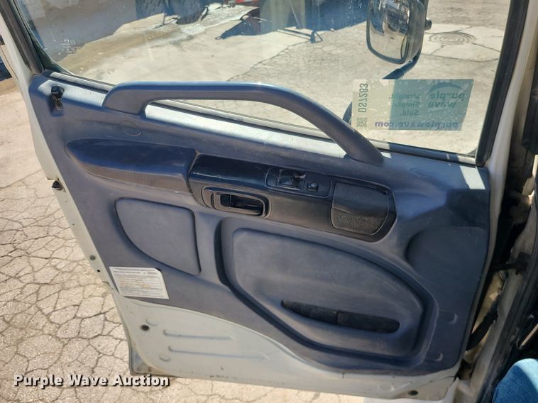 image for item DS7283 2006 Hino 268 truck cab and chassis