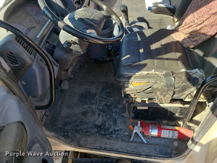 image for item DS7283 2006 Hino 268 truck cab and chassis