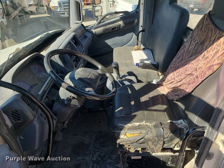 image for item DS7283 2006 Hino 268 truck cab and chassis