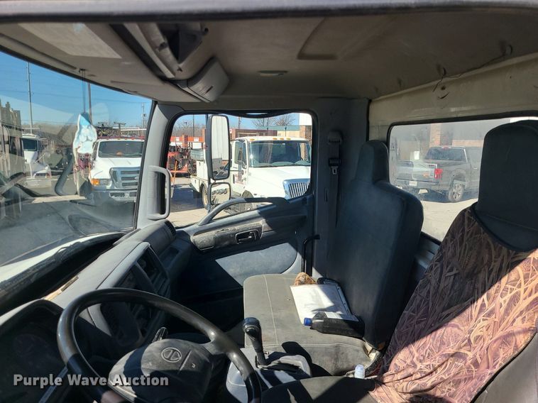 image for item DS7283 2006 Hino 268 truck cab and chassis