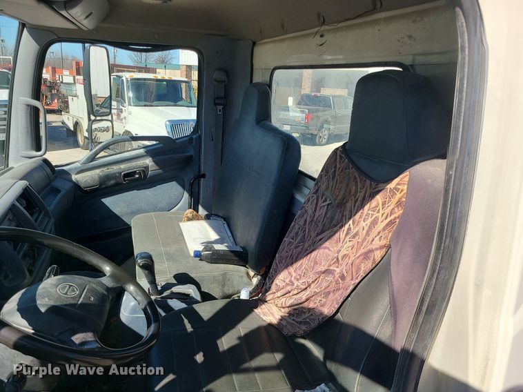 image for item DS7283 2006 Hino 268 truck cab and chassis