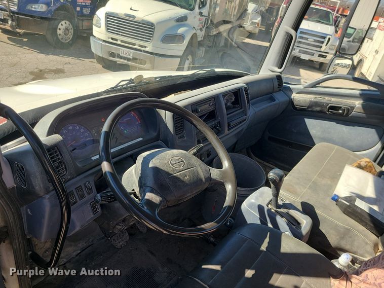 image for item DS7283 2006 Hino 268 truck cab and chassis