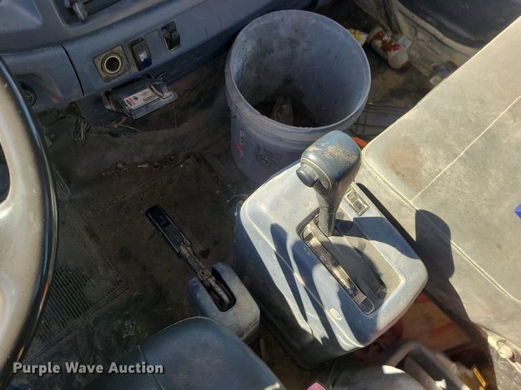 image for item DS7283 2006 Hino 268 truck cab and chassis