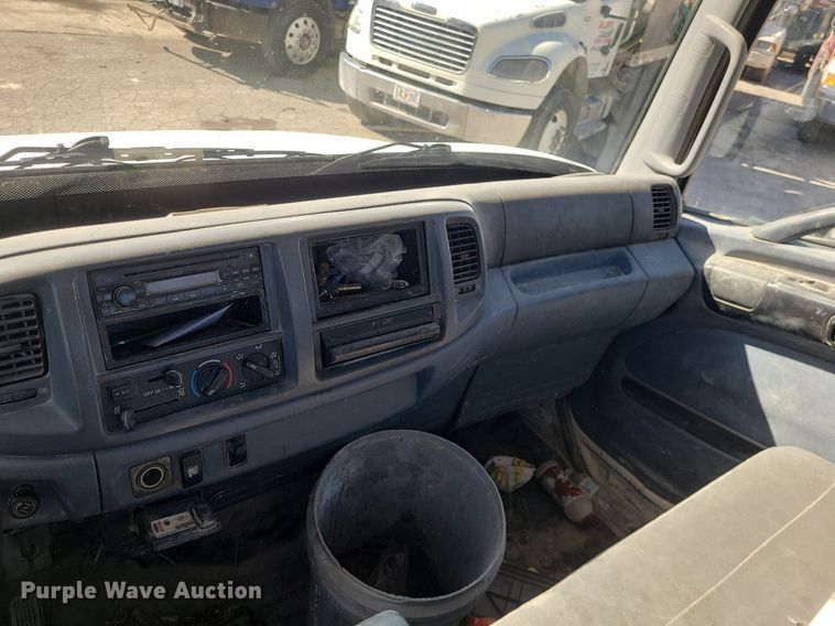 image for item DS7283 2006 Hino 268 truck cab and chassis