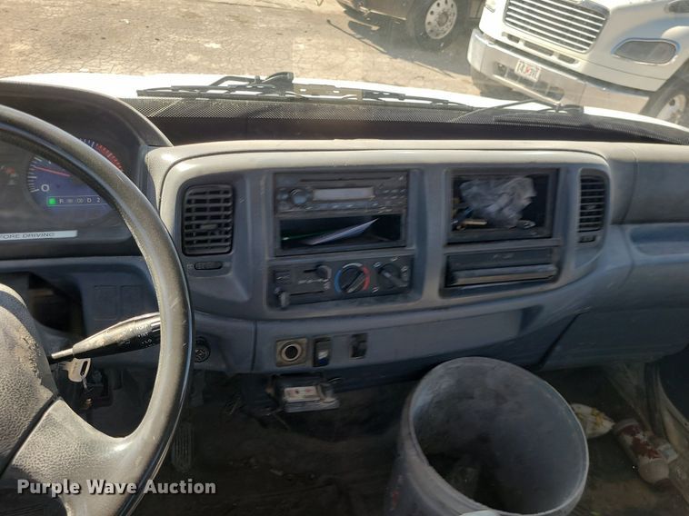 image for item DS7283 2006 Hino 268 truck cab and chassis