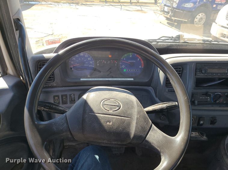 image for item DS7283 2006 Hino 268 truck cab and chassis