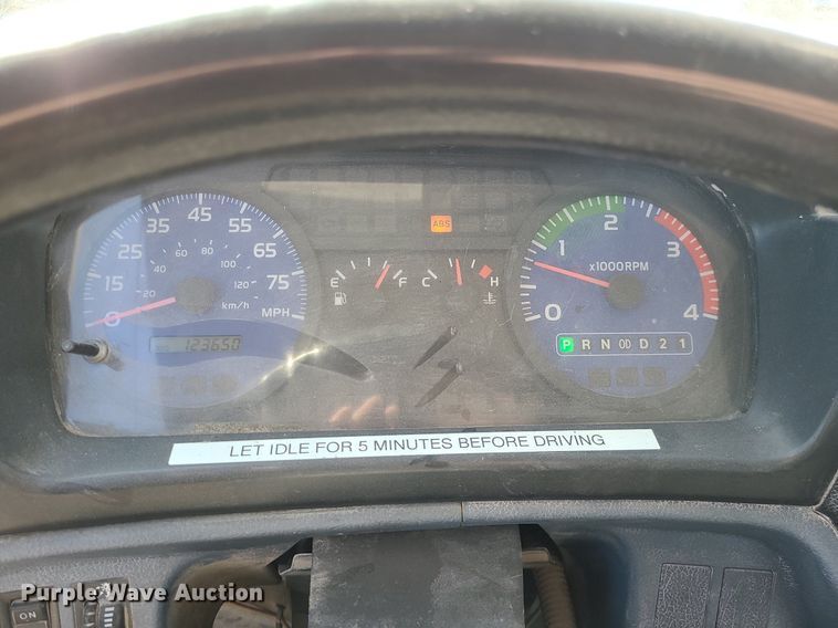 image for item DS7283 2006 Hino 268 truck cab and chassis