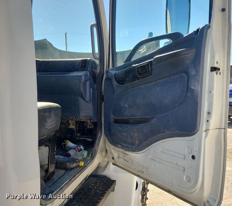 image for item DS7283 2006 Hino 268 truck cab and chassis