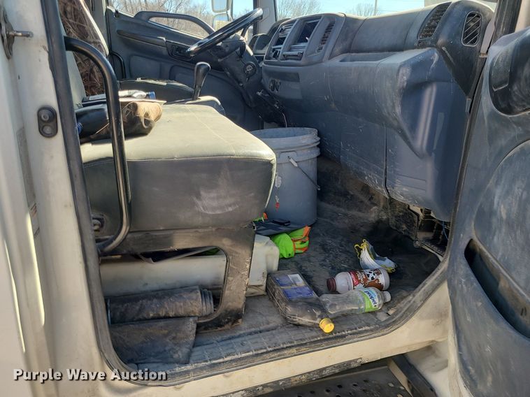 image for item DS7283 2006 Hino 268 truck cab and chassis