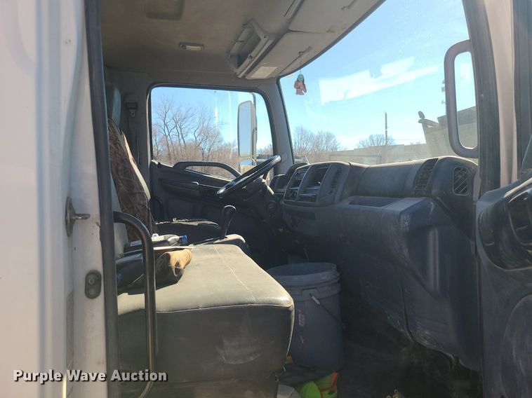 image for item DS7283 2006 Hino 268 truck cab and chassis