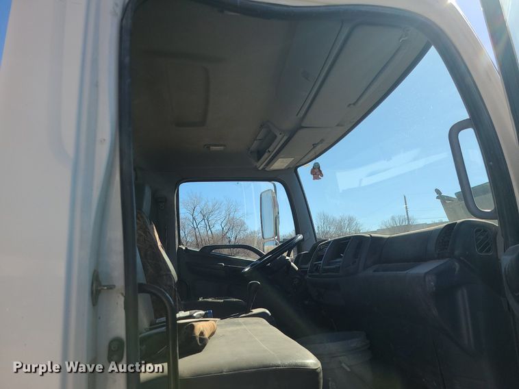 image for item DS7283 2006 Hino 268 truck cab and chassis