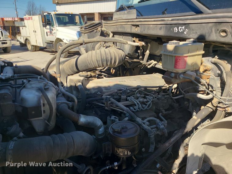 image for item DS7283 2006 Hino 268 truck cab and chassis