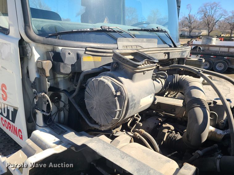 image for item DS7283 2006 Hino 268 truck cab and chassis