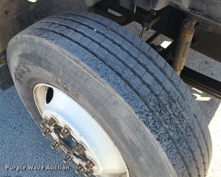 image for item DS7283 2006 Hino 268 truck cab and chassis