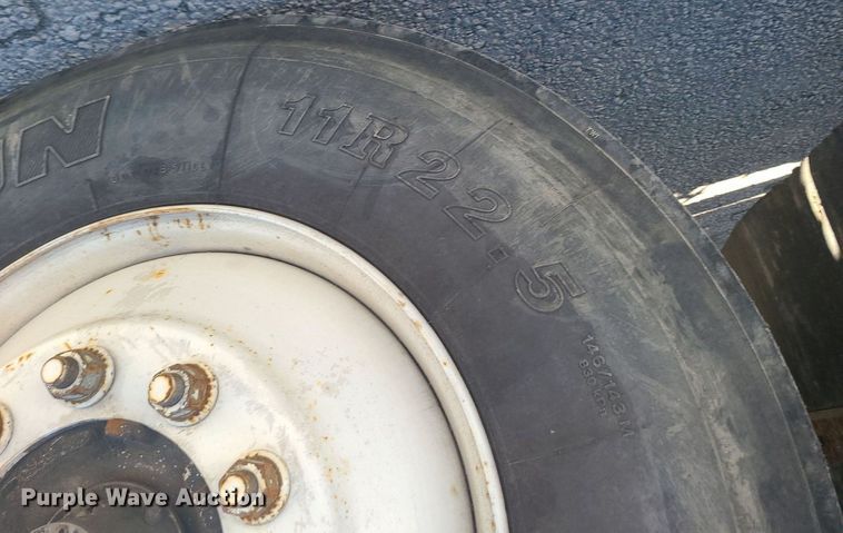 image for item DS7283 2006 Hino 268 truck cab and chassis