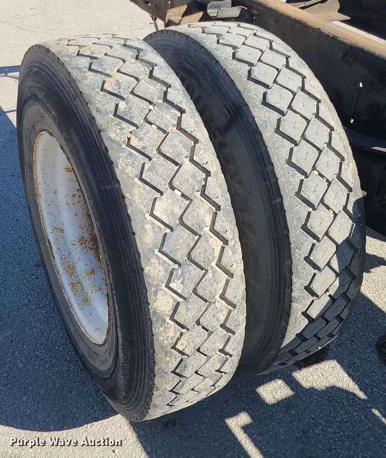 image for item DS7283 2006 Hino 268 truck cab and chassis