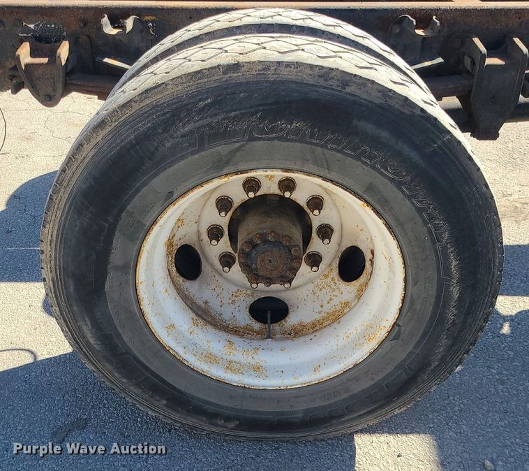 image for item DS7283 2006 Hino 268 truck cab and chassis