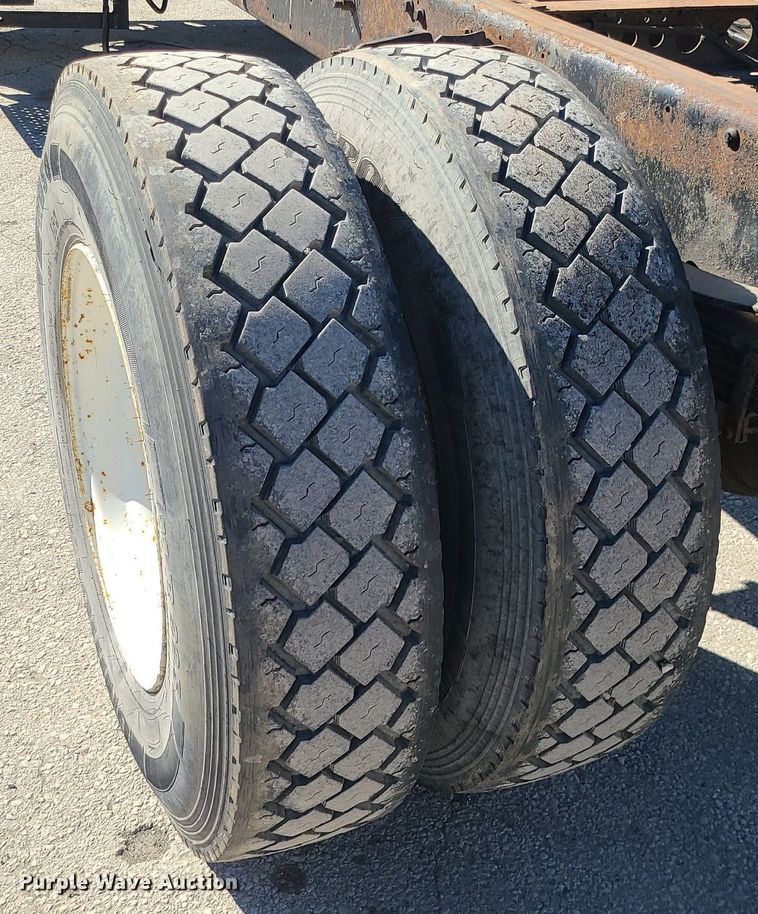 image for item DS7283 2006 Hino 268 truck cab and chassis