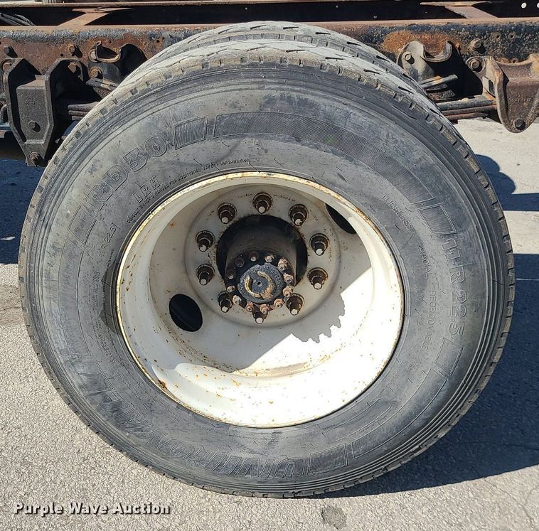 image for item DS7283 2006 Hino 268 truck cab and chassis