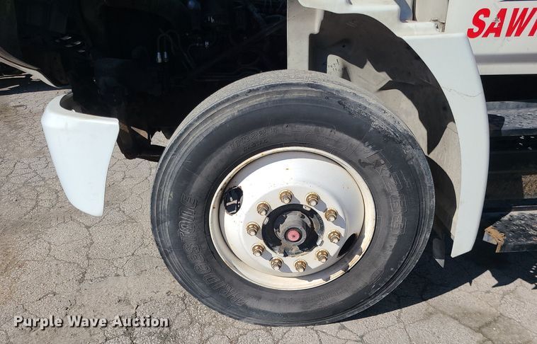 image for item DS7283 2006 Hino 268 truck cab and chassis