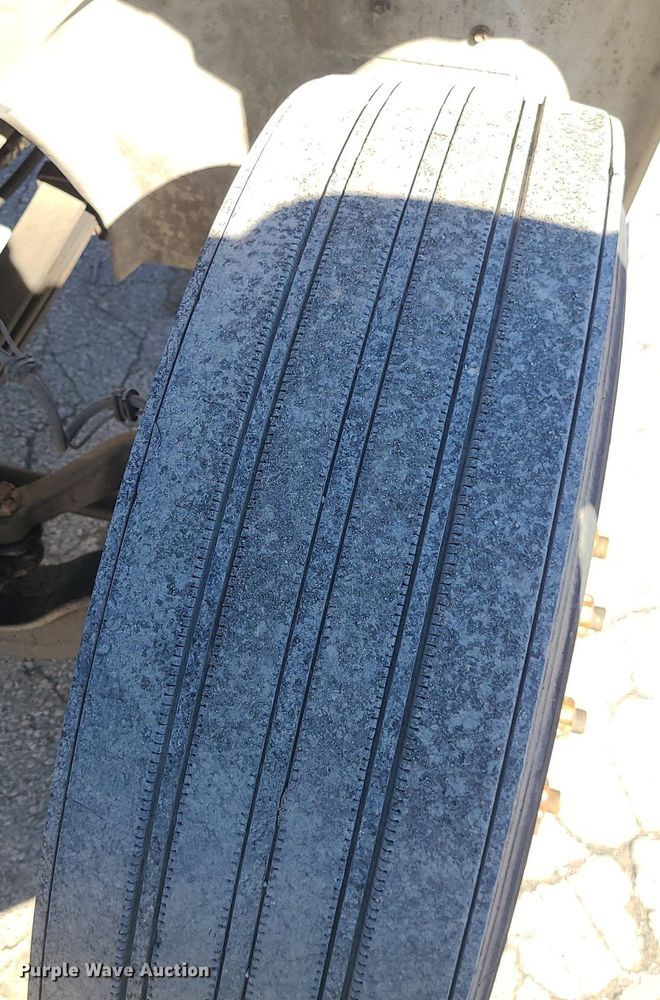 image for item DS7283 2006 Hino 268 truck cab and chassis