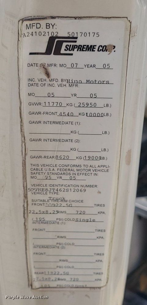 image for item DS7283 2006 Hino 268 truck cab and chassis