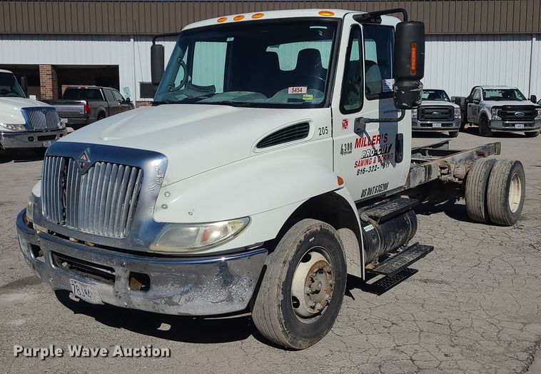 image for item DS7285 2007 International 4300 truck cab and chassis