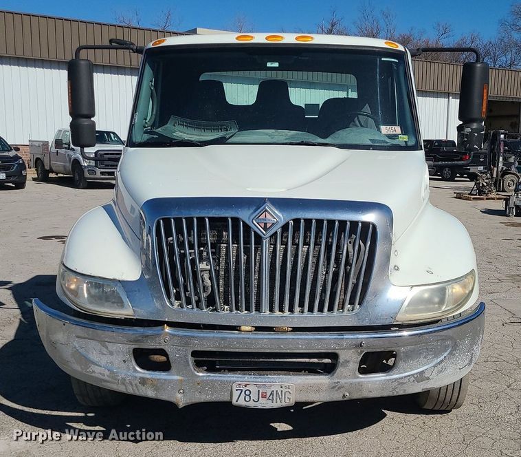 image for item DS7285 2007 International 4300 truck cab and chassis