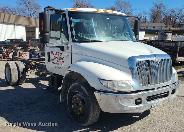image for item DS7285 2007 International 4300 truck cab and chassis