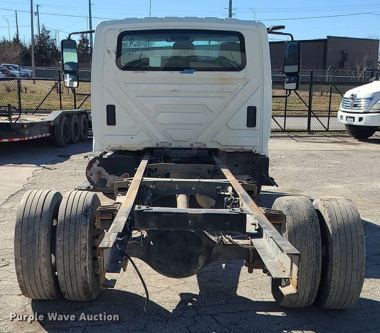 image for item DS7285 2007 International 4300 truck cab and chassis